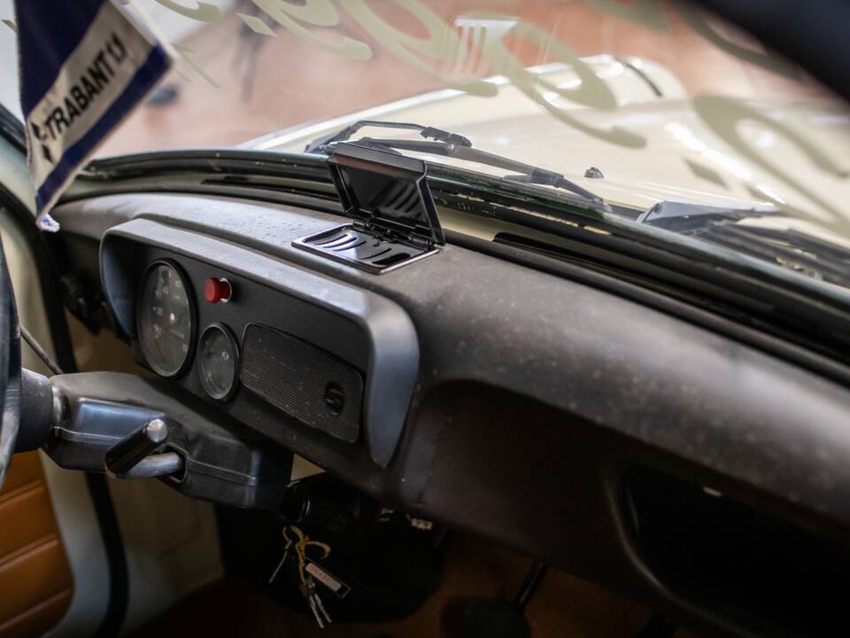 Bild 16/23 von Trabant 601 (1990)