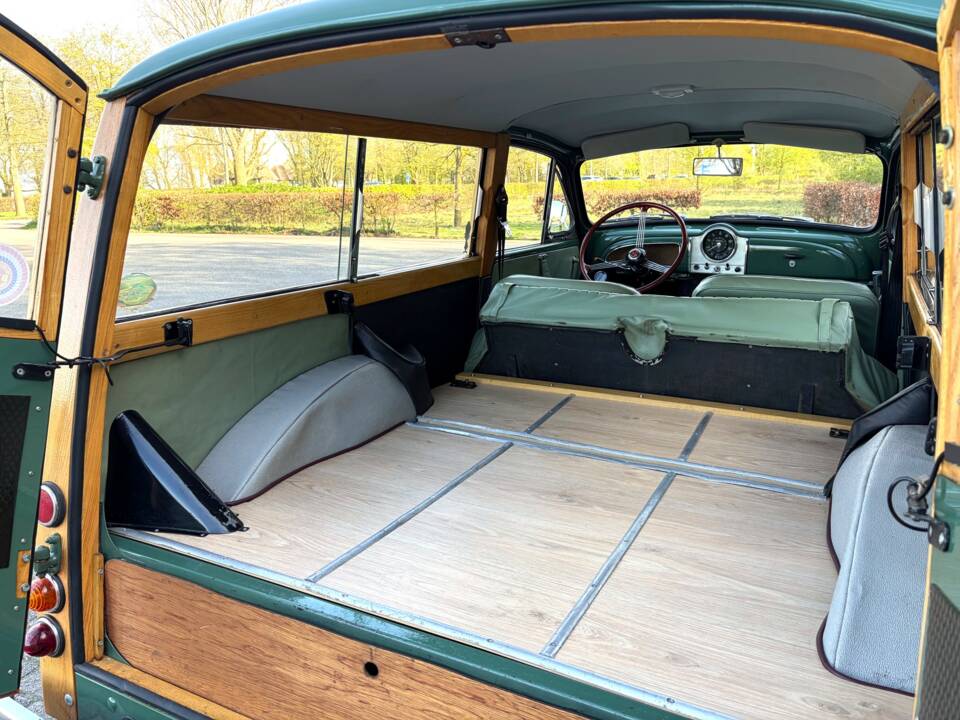 Image 23/24 of Morris Minor 1000 Traveller (1968)