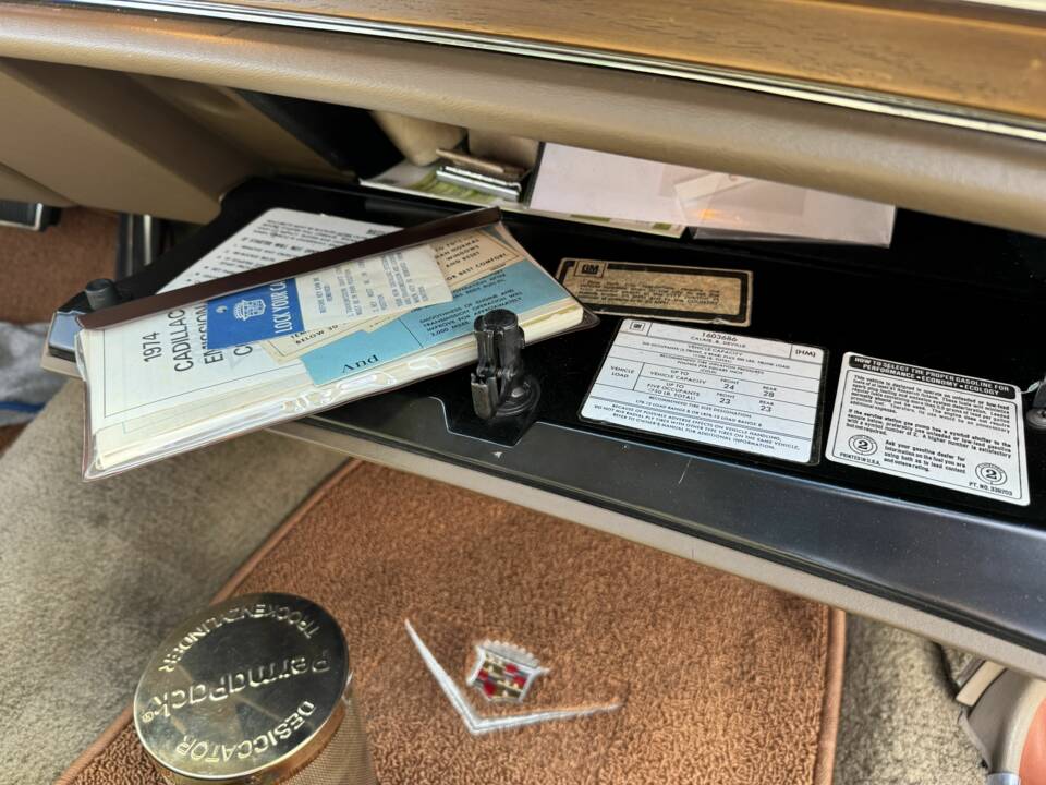 Bild 14/20 von Cadillac Coupe DeVille (1974)