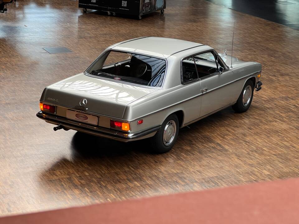 Image 9/41 de Mercedes-Benz 250 C (1970)