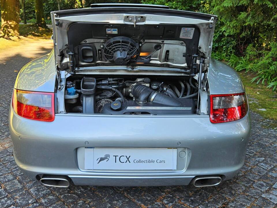 Image 2/37 de Porsche 911 Carrera (2004)