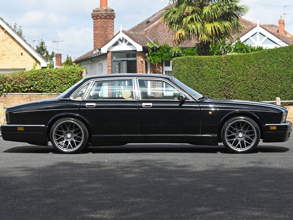 Image 2/21 of Daimler XJ 6 4.0 (1990)