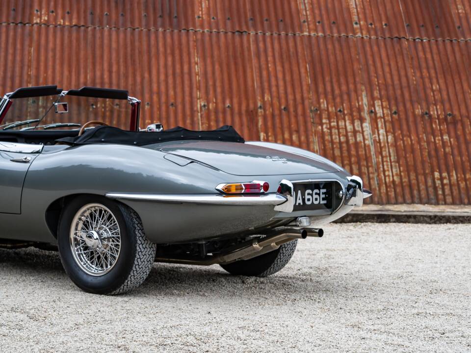 Image 18/34 de Jaguar E-Type (1968)