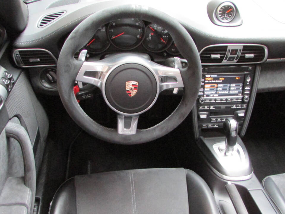 Image 8/14 of Porsche 911 Carrera 4 GTS (2011)