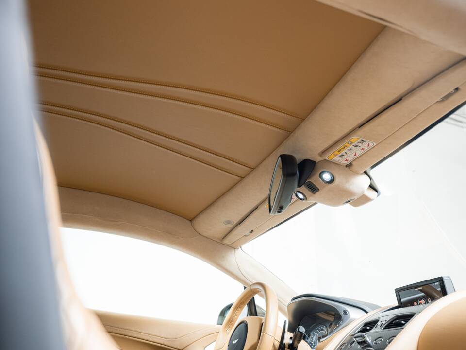 Image 18/32 of Aston Martin Vanquish (2013)