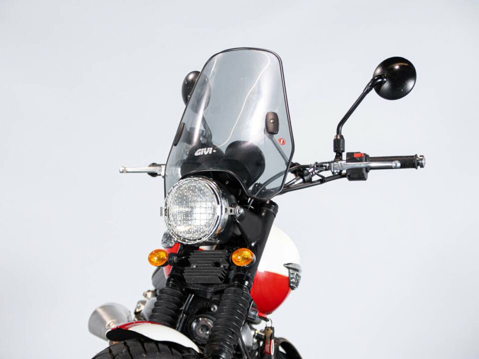 Image 26/50 of Triumph DUMMY (2014)