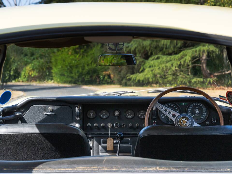 Image 14/40 de Jaguar Type E 4.2 (1966)