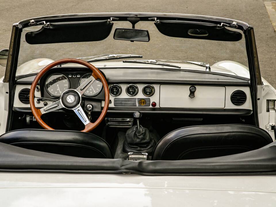 Image 59/66 of Alfa Romeo 1750 Spider Veloce (1968)