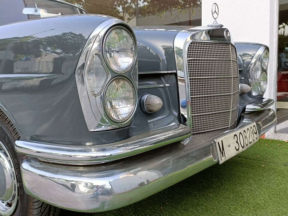 Image 4/38 de Mercedes-Benz 220 SE b (1962)