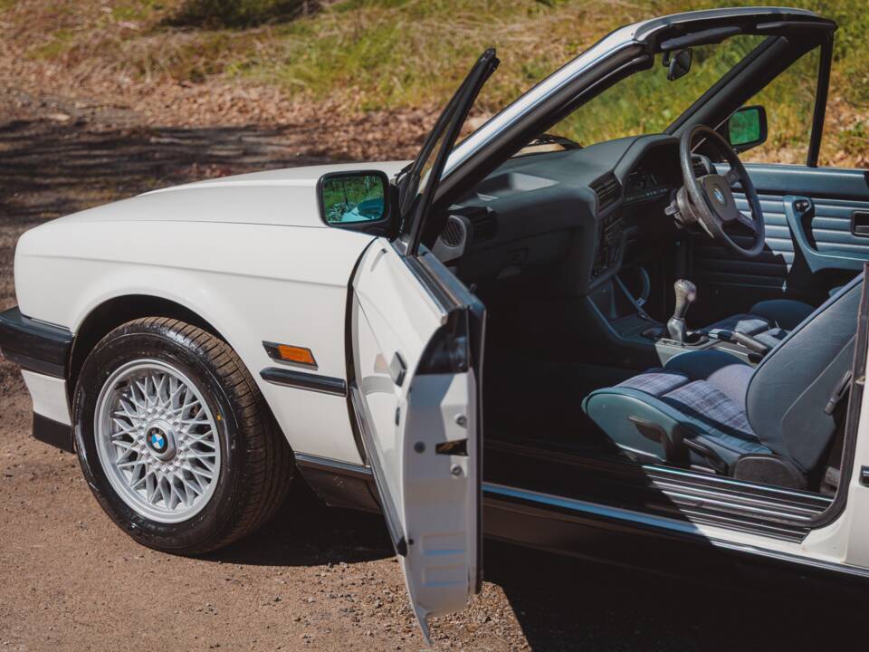 Bild 20/36 von BMW 318i (1991)