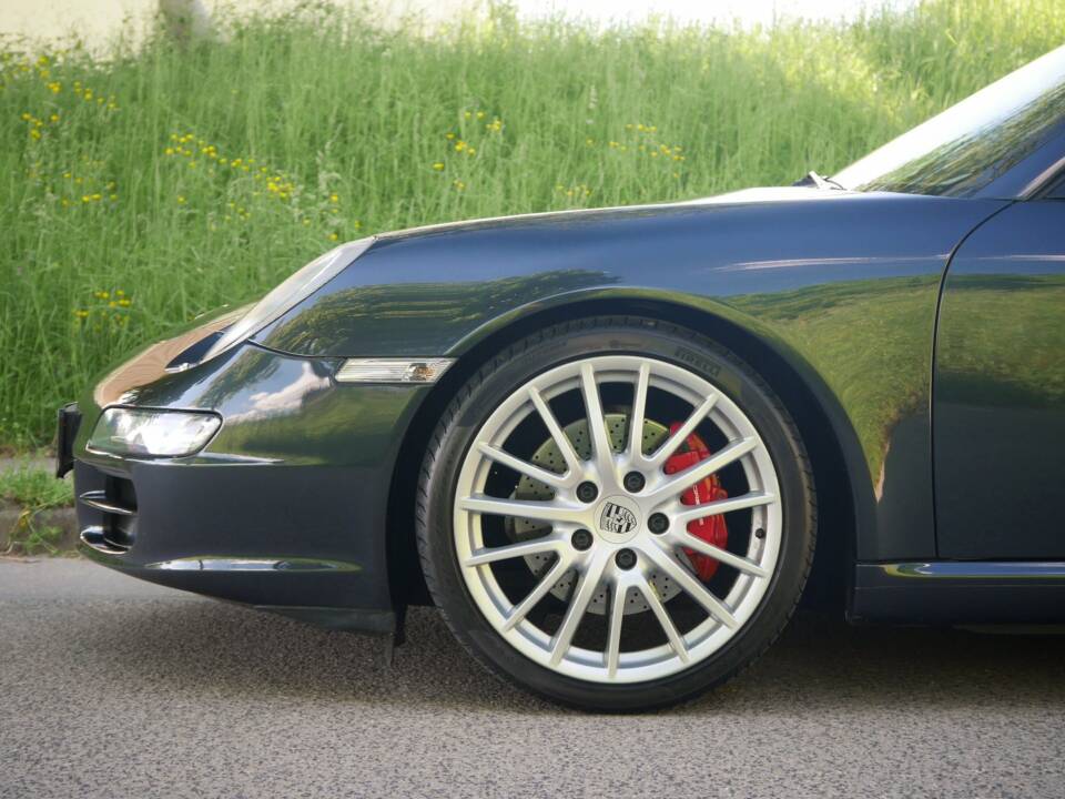 Image 7/33 of Porsche 911 Carrera S (2005)