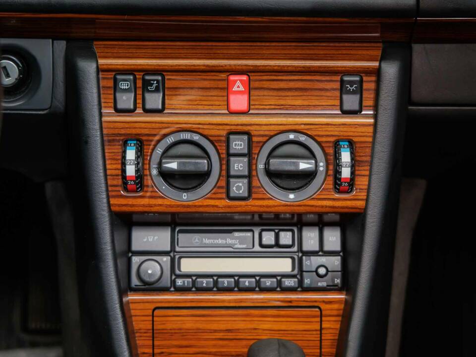 Bild 20/40 von Mercedes-Benz E 220 (1995)