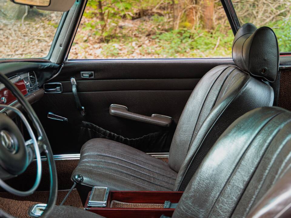 Image 8/50 of Mercedes-Benz 280 SL (1971)