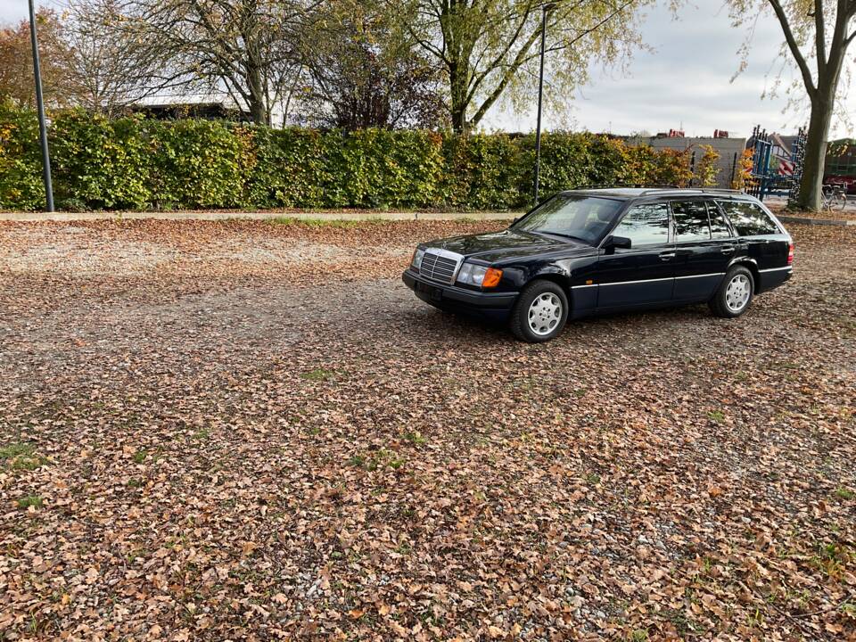 Image 9/149 of Mercedes-Benz 320 TE (1993)