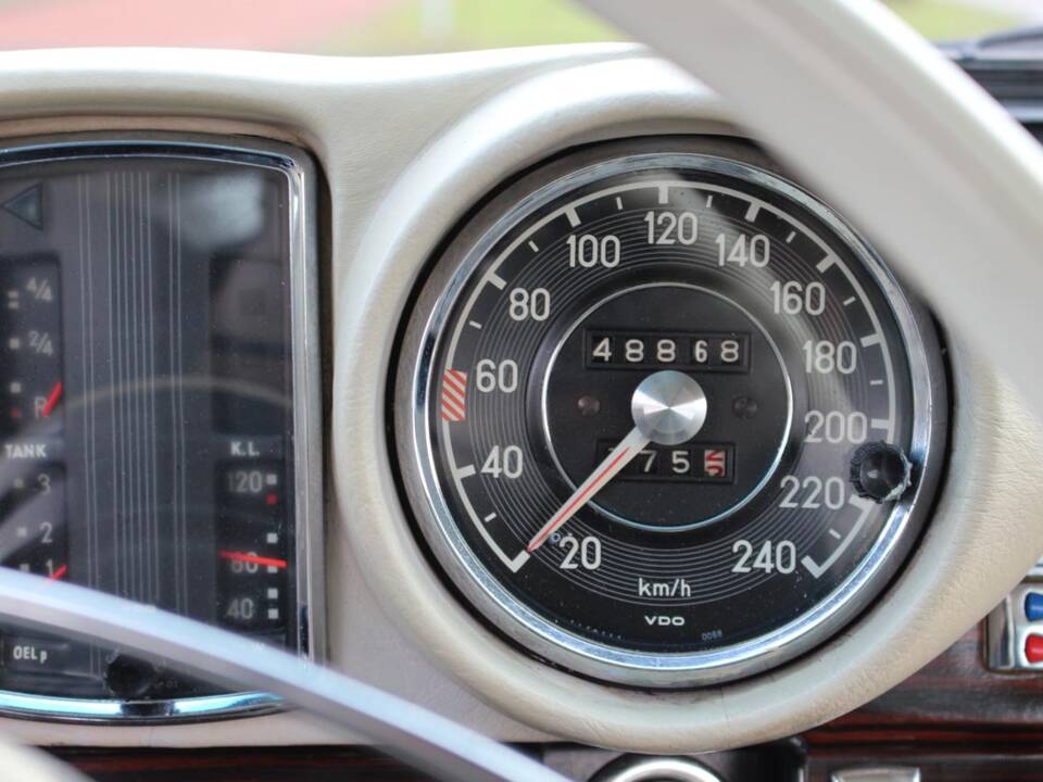 Image 16/27 de Mercedes-Benz 280 SE 3,5 (1971)