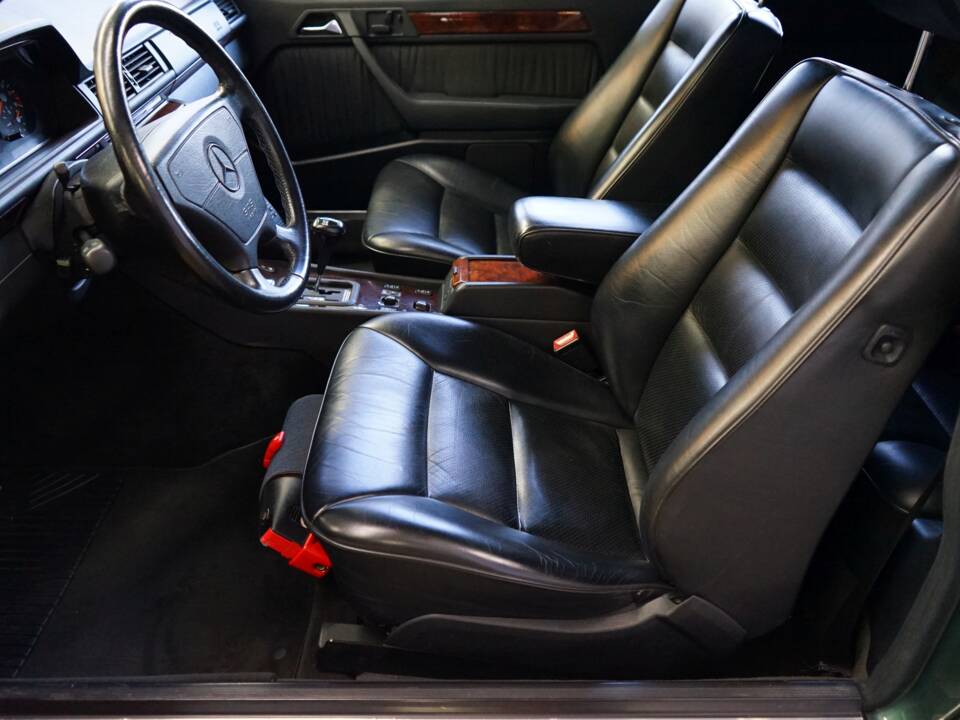 Image 20/38 of Mercedes-Benz 300 CE-24 (1992)