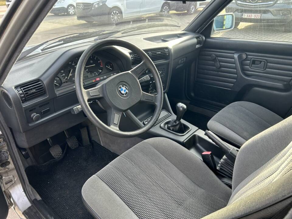 Image 2/8 of BMW 318i Touring (1993)