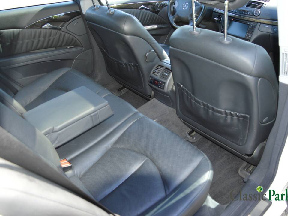 Image 28/50 of Mercedes-Benz E 500 T (2004)