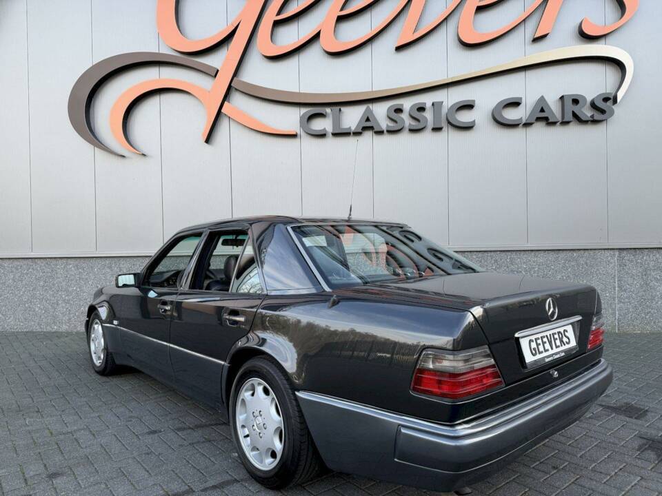 Immagine 2/36 di Mercedes-Benz 500 E (1991)