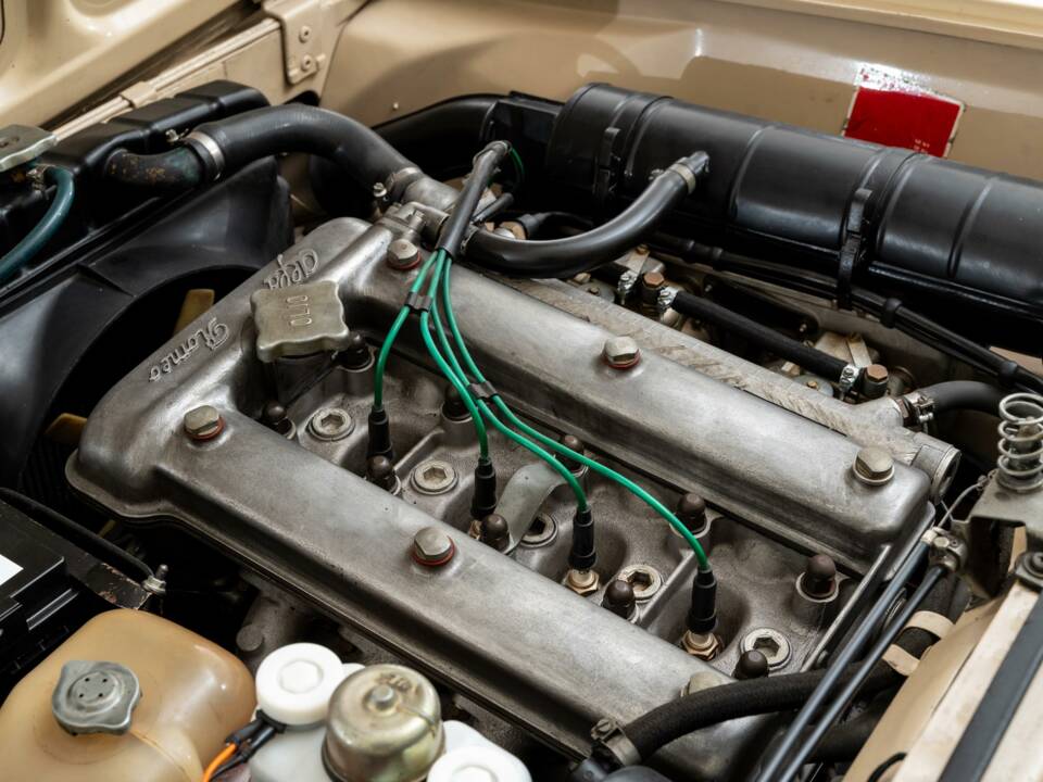 Image 3/5 of Alfa Romeo Giulia GT 1300 Junior (1975)