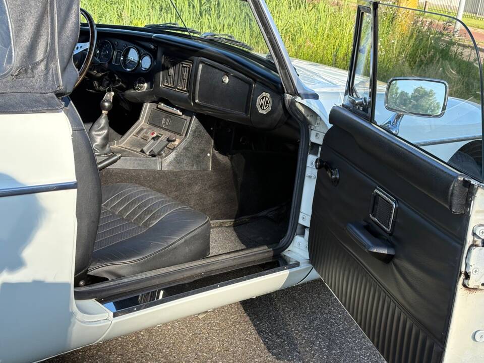 Image 7/18 of MG MGB (1975)