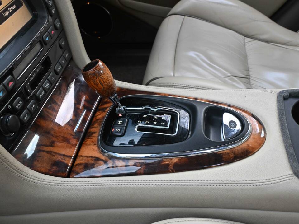 Image 27/50 of Jaguar XJ 8 4.2 (2006)