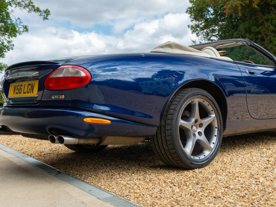 Image 41/50 of Jaguar XKR (2000)
