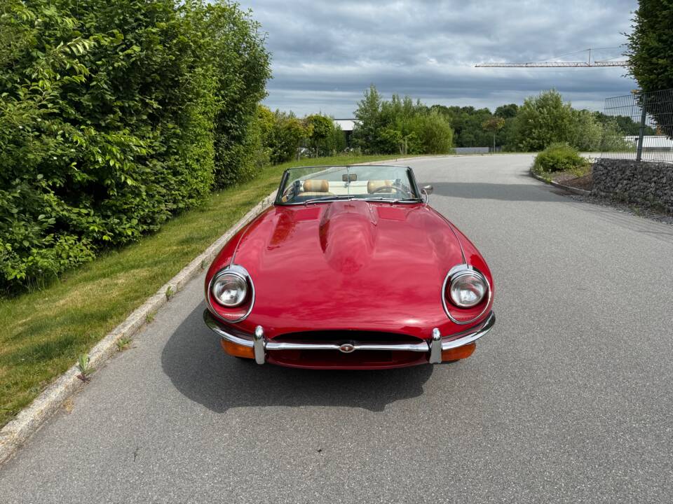 Image 2/35 of Jaguar E-Type (1969)