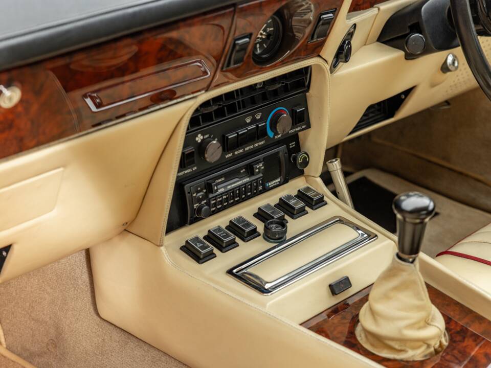 Image 35/75 de Aston Martin V8 Vantage (1985)