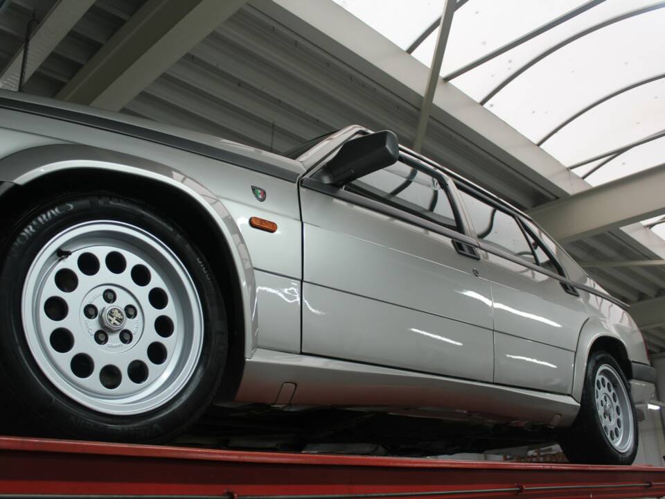 Image 10/50 of Alfa Romeo 75 2.0 Twin Spark (1988)