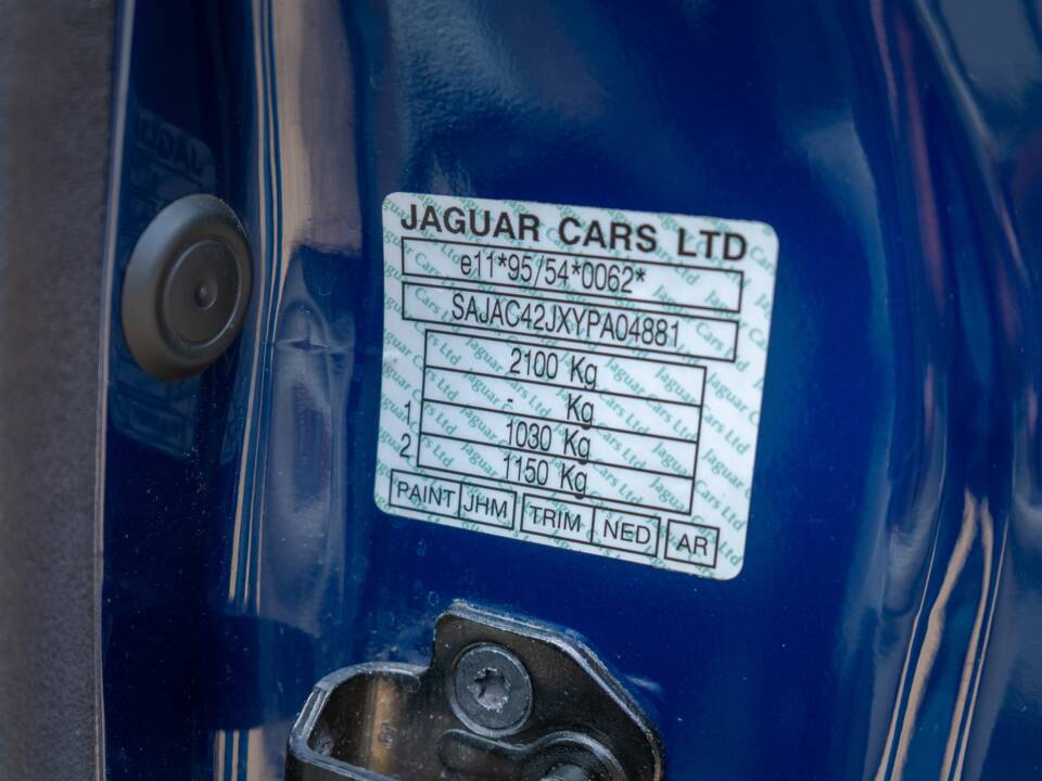 Image 36/50 of Jaguar XKR (2000)