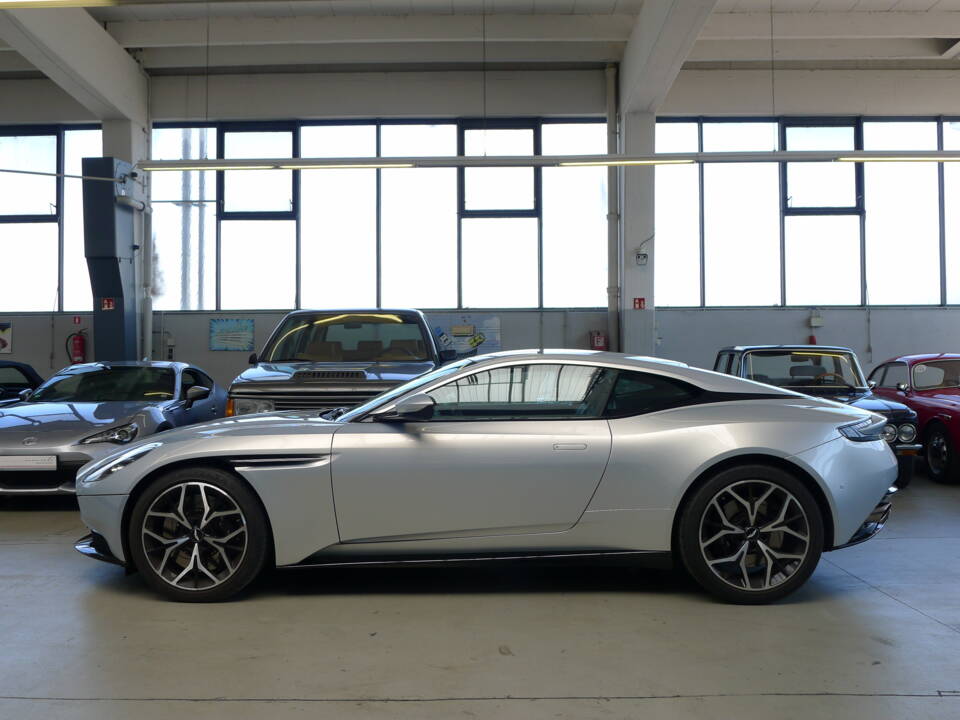 Image 29/37 of Aston Martin DB 11 V12 (2020)
