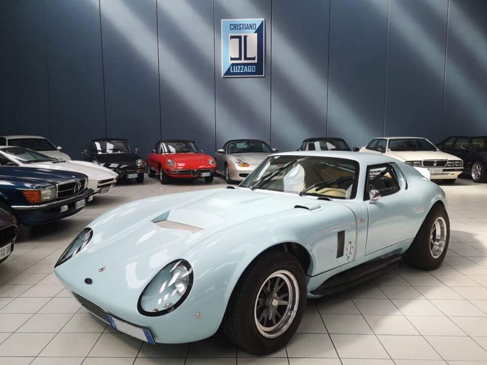 Immagine 2/74 di Shelby Daytona Cobra Coupe (1964)