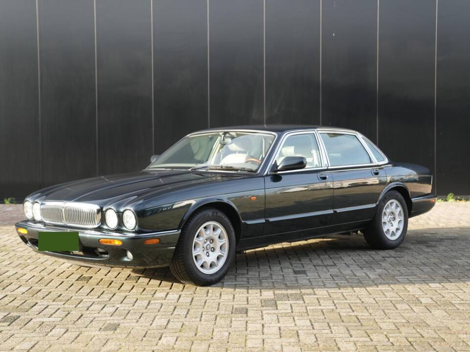 Image 7/30 of Jaguar XJ6 3.2 Sovereign (1997)