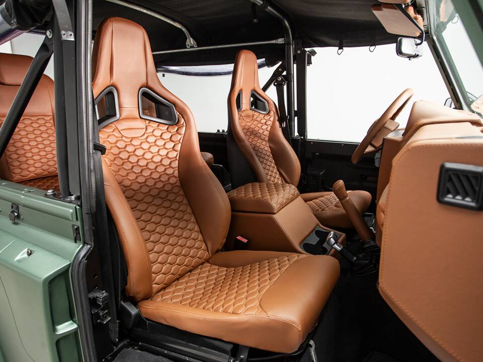 Image 18/44 of Land Rover Defender 90 (2011)