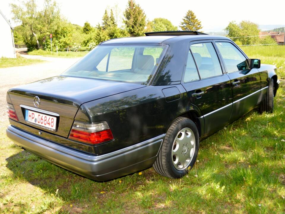 Image 44/46 of Mercedes-Benz E 420 (1994)