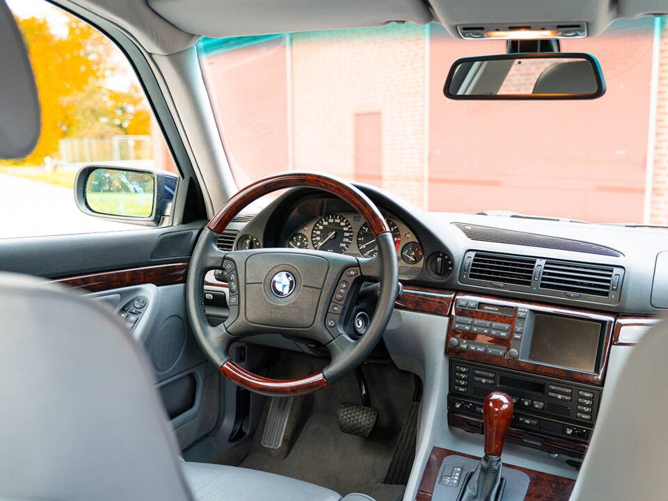 Image 33/55 of BMW 740i (1997)