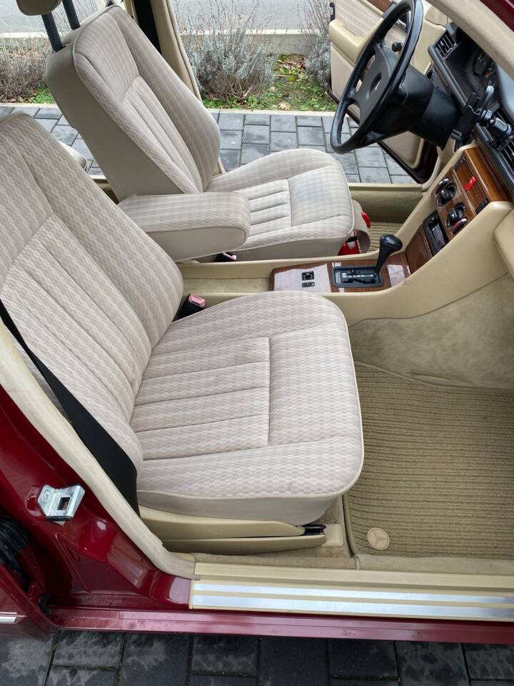 Image 11/36 of Mercedes-Benz 200 E (1991)