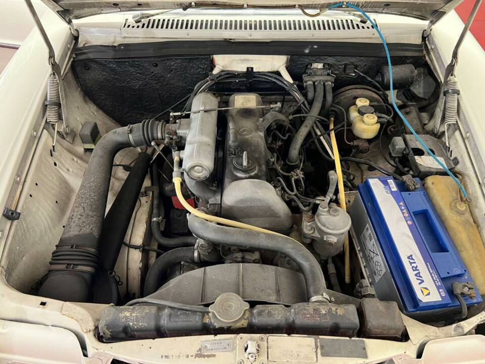 Image 15/46 of Mercedes-Benz 220 D (1972)