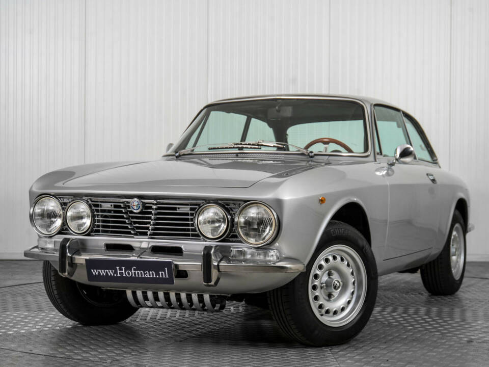 Immagine 3/50 di Alfa Romeo 2000 GT Veloce (1975)