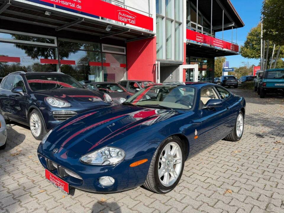 Image 2/35 of Jaguar XK8 4.0 (2002)