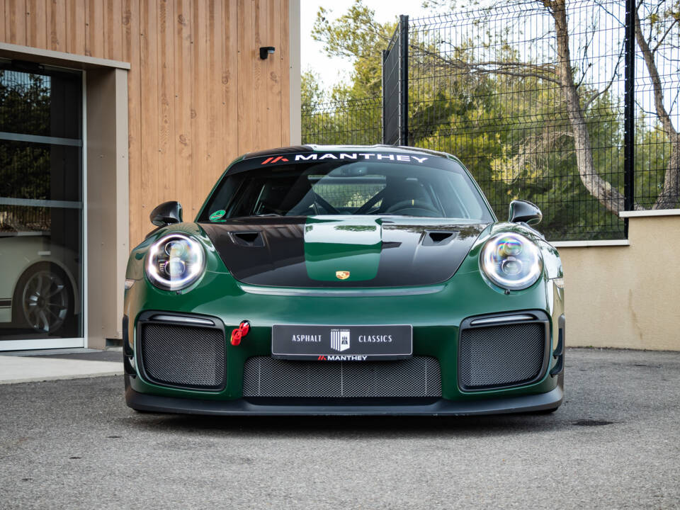 Image 48/50 of Porsche 911 GT2 RS Weissach (2018)