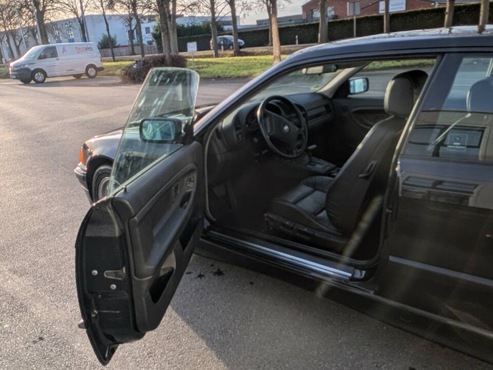 Immagine 41/72 di BMW 328i (1996)