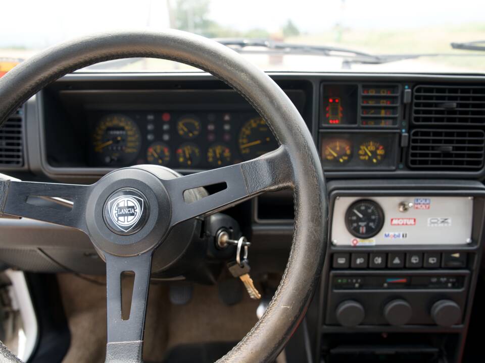 Image 36/47 of Lancia Delta HF Integrale (1988)