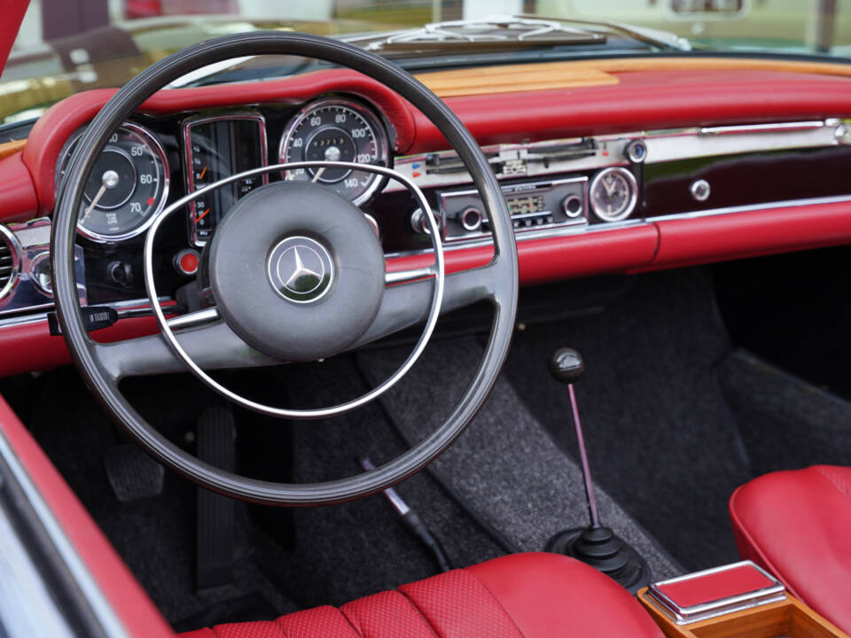 Image 22/50 de Mercedes-Benz 280 SL (1969)