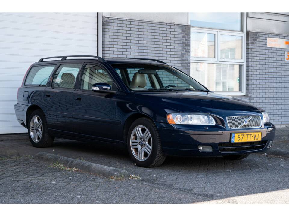 Image 4/43 of Volvo V 70 2.4 (2007)