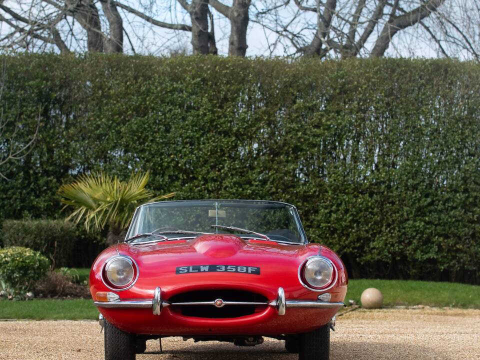 Image 18/50 de Jaguar E-Type (1967)
