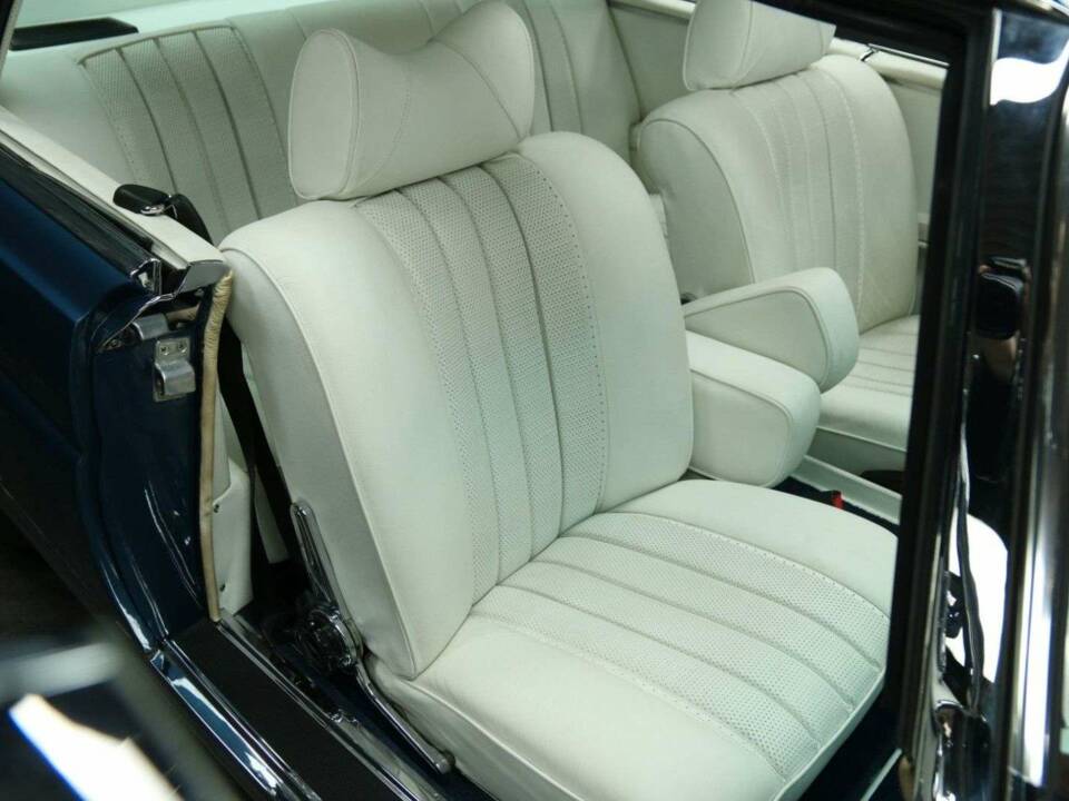 Image 30/50 of Mercedes-Benz 280 SE 3,5 (1971)