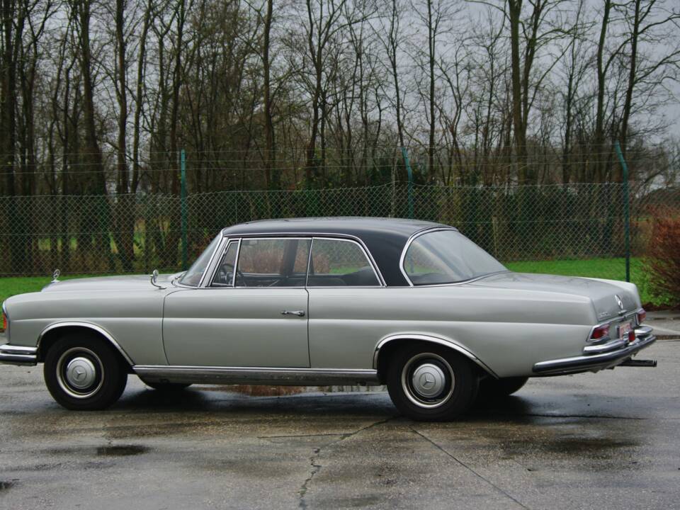 Image 4/5 of Mercedes-Benz 250 SE (1967)