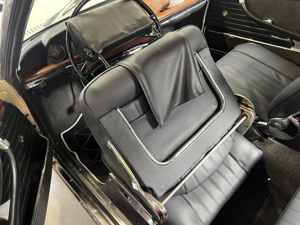 Image 14/26 of BMW 2000 CS (1970)